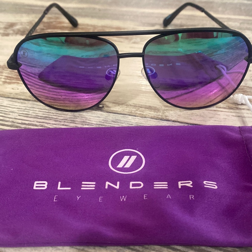Blenders ‘Flyin Pretty’ Sunglasses. Used but in Excellent Condition. ☀️ 🕶️